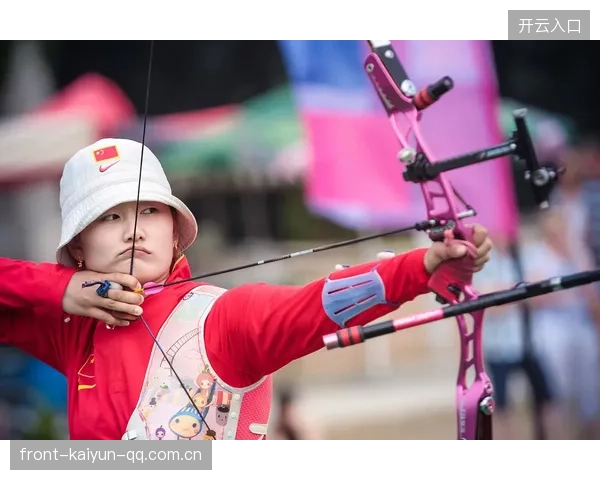 国家射箭队对抗赛中的精彩瞬间：节奏加快，队员在侧风中稳如磐石